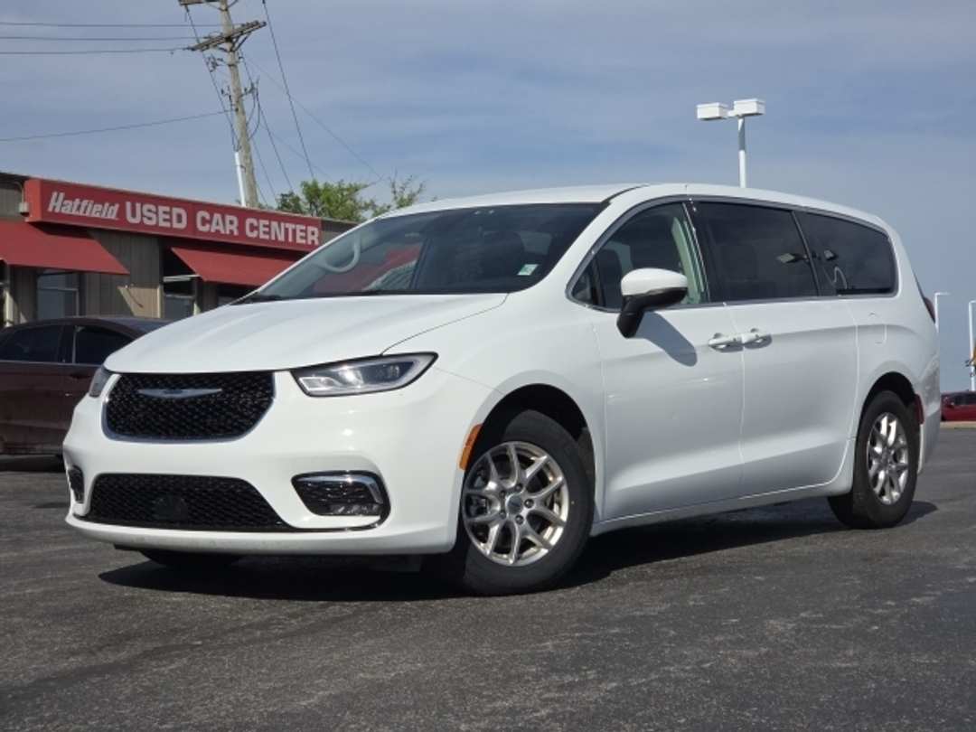 2023 Chrysler Pacifica Touring L - Image 2